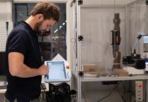 Johan sätter roboten i position för att scanna ett objekt med Photoneo scannern