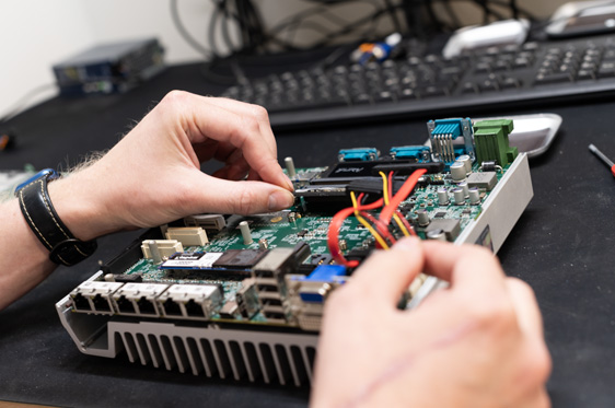 Det döljer sig många komponenter och sladdar under skalet