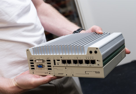 En dator från Neousys på väg att få mjukvara installerad