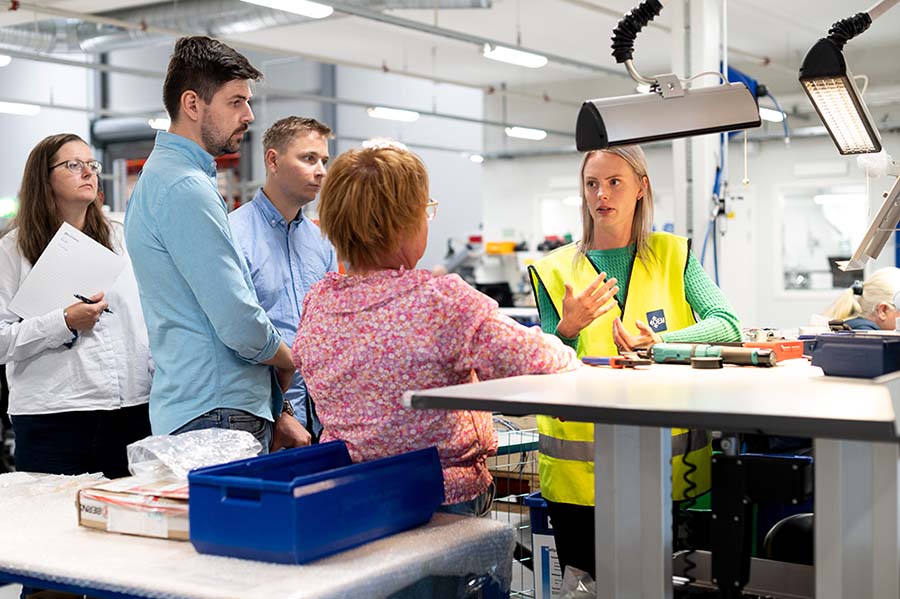 Fiedelie visar runt på  förädlingen